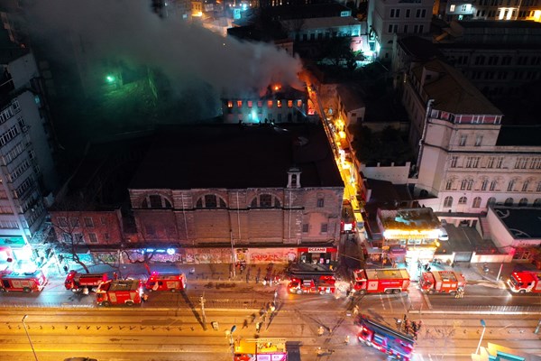 Karaköy'de Surp Pırgiç Kilisesi lojmanında yangın: 2 can kaybı